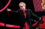 Elton und sein rotes Piano begeistern 8000 Zuschauer in Düsseldorf., Live in Düsseldorf 2009 | © laut.de (Fotograf: Peter Wafzig)