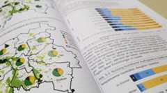 Aufgeschlagene Seite der Kommunalen Bürgerumfrage 2017 mit verschiedenen Statistiken.