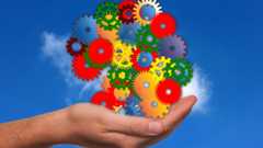 Hand mit Zahnrädern Eine Hand hält viele gezeichnete Zahnräder