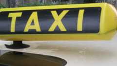 Taxi-Schild auf einem Pkw (Taxi).