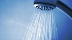 Dusche Duschkopf aus dem Wasser kommt