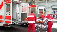 Sanitäter von Feuerwehr und Arbeiter-Samariter-Bund schieben einen Verletzten auf einer Rolltrage zum Rettungswagen.