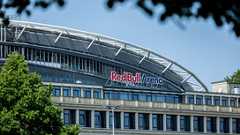 Das Hauptgebäude an der Ostseite der Red Bull Arena.