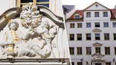 Coffebaum rechts Portalrelief zeigt einen Mann in orientalischer Kleidung, der einem Putto eine Schale Kaffee reicht, links Fassade des Coffebaums