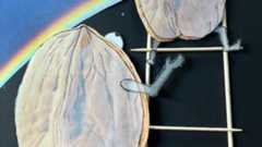 Empowerment Mentale Gesundheit Teaser Zwei zu Menschen stilisierte Walnüsse klettern eine Leiter hoch.