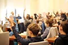 Viele Kinder und Jugendliche des Stadtschülerrates stimmen bei einer Sitzung ab