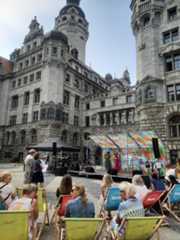 Besuchende lauschen der Musik zum Partnerstadtfest und der Eröffnung der Interkulturellen Wochen 2024 auf dem Burgplatz