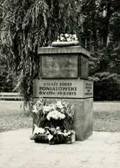 Vor dem Ponitowski-Denkmal liegen Blumen zum 200-jährigen Gedenktag. Das Bild ist um 1980 gemacht worden.