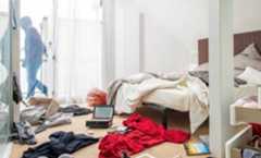 Nach Wertsachen durchwühltes Schlafzimmer