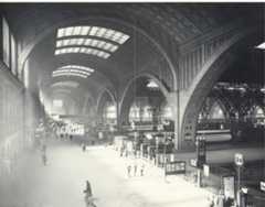 Leipziger Hauptbahnhof Querbahnsteig 1939 Die Abbildung zeigt den Querbahnsteig des Leipziger Hauptbahnhofes 1939.