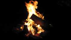 Brennendes Holz in einem Lagerfeuer