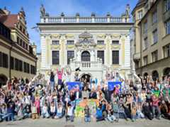 Viele Kinder bei einem Gruppenbild vor der Alten Börsen