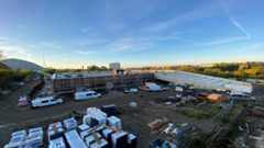 In den Biden versenkte Sporthalle mit Dach zur Nutzung