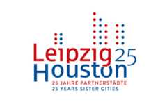 Logo mit Schriftzug "Leipzig" in rot, "Houston" in blau, daneben eine blaue 25, darunter "25 Jahre Partnerstädte" und "25 years sister cities"