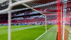 Die Red Bull Arena von innen, fotografiert durch das Tornetz eines der Tore.