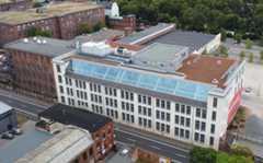 Mehrstöckiges Industriegebäude Halle 7 mit Blick auf die Dächer