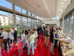 Viele Menschen an einem Pausenbuffet