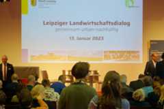 Zwei Teilnehmerinnen des Landwirtschaftsdialoges blicken in den vollbesetzten Saal des Mediencampus Villa Ida.