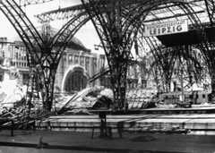 Trümmerfoto Hauptbahnhof 1944 Trümmerfoto des Leipziger Hauptbahnhofs nach Bombenangriff im zweiten Weltkrieg, 1944