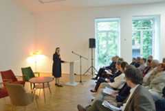 Die Staatsministerin Michelle Müntefering spricht vor Publikum