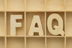Häufige Fragen FAQ In einem aus Sperrholz gefertigten Setzkasten stehen die Buchstaben FAQ. Diese sind ebenfalls aus Holz gefertigt.