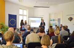 Frau Jennike spricht vor einer Gruppe von Menschen.