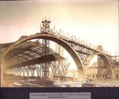 Leipziger Hauptbahnhof im Bau vor 1915 Die Abbildung in schwarz-weiß zeigt den Bau der Querbahnsteighalle des Leipziger Hauptbahnhofes vor 1915.