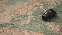 Ausfuhrkennzeichen Spielzeugauto auf einer Europakarte