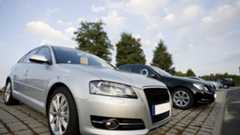 Mehrere Autos stehen nebeneinander 