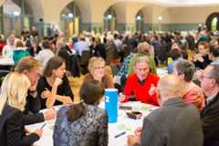 ca. 10 Menschen sitzen an einem runden Tisch, darunter Oberbürgermeister Burkhard Jung