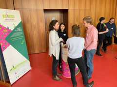 Gesprächsrunde an einem Infostand