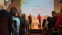 Sachsens Landwirtschaftsminister Wolfram Günther im Gespräch mit Katrin Fahrenkrug