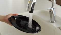 手やモノを感知して吐水と止水を行う自動センサー