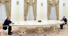 Der russische Präsident Wladimir Putin (links) und Bundeskanzler Olaf Scholz bei ihren Gesprächen im Kreml in Moskau, Februar 2022. Foto: picture alliance, Associated  Press | Mikhail Klimentyev