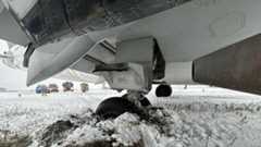 „Situacija kontroliuojama, nukentėjusių nėra“: Vilniaus oro uoste nuo tako nuslydo orlaivis