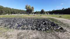 Treblinka, 2021, Blick auf das Gelände mit stilisiertem Massengrab mit an Asche erinnernden Steinen, Stiftung Denkmal