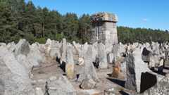 Treblinka, 2021, Blick auf das zentrale Monument inmitten von Steinen, die an ausgelöschte jüdische Gemeinden erinnern, Stiftung Denkmal