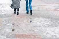 Po skončení sněžení bude části Česka hrozit náledí