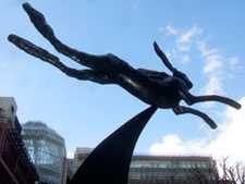 Liebre brincando sobre una media luna – Estatua de bronce por: Barry Flanagan, cerca a la estación de Liverpool Street, Londres