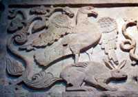 Detalle de un panel de Constantinopla, 950 DC; un águila luchando con una serpiente, parada sobre una liebre; algunos interpretan esta escena como Cristo (águila) llevando a una alma (liebre) hacia el Paraiso. Museo Británico