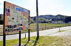 観光案内マップの看板が立つ葛尾村内。農山村の魅力を独自路線で深めていけるかが観光推進に向けた鍵となる