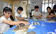 福島県双葉町産の粘土を使って作品を作る陶芸イベントの参加者