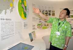 東日本大震災・原子力災害伝承館の展示物について語る清水一郎副館長