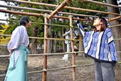 矢野淳さん（右）と久米啓介宮司は、福島県飯舘村にある山津見神社の例大祭の開催準備のため、茶屋と呼ばれる小屋の骨組みを組み立てた