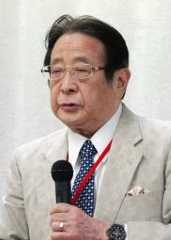 　新たな団体設立について記者会見する、セントマザー産婦人科医院の田中温院長＝１４日午後、厚労省