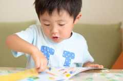 絵本を読む子どものイメージ