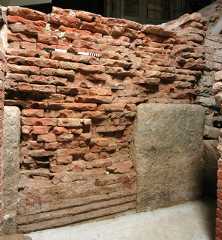 Un particolare dell’apertura di un fornice con i massi angolari sistemati come paracarri, © Soprintendenza per i Beni Archeologici del Piemonte e del Museo Antichità Egizie.