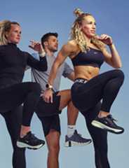 Neli inimest osalevad dünaamilises rühmatreeningus stuudios.