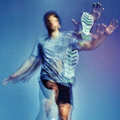 Mees sooritab kiireid HIIT-liigutusi uduses valguses.