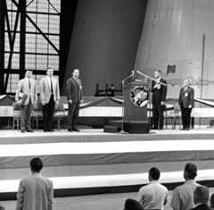 as13-965_noid_crew_return_to_ksc_5.4.70